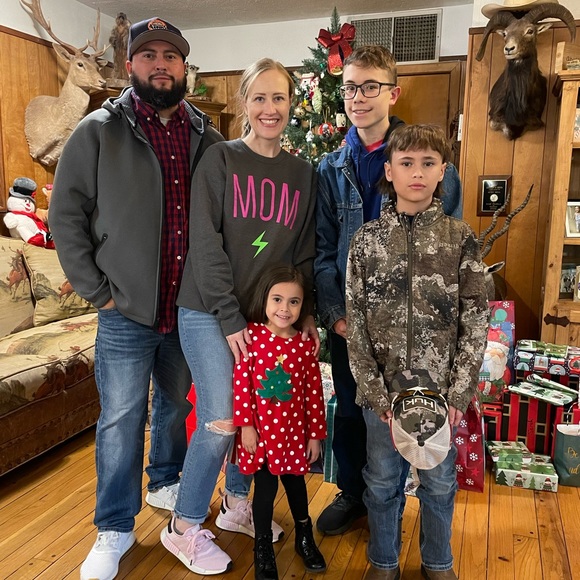 Meet your Posher, Cristy - Picture 2 of 4